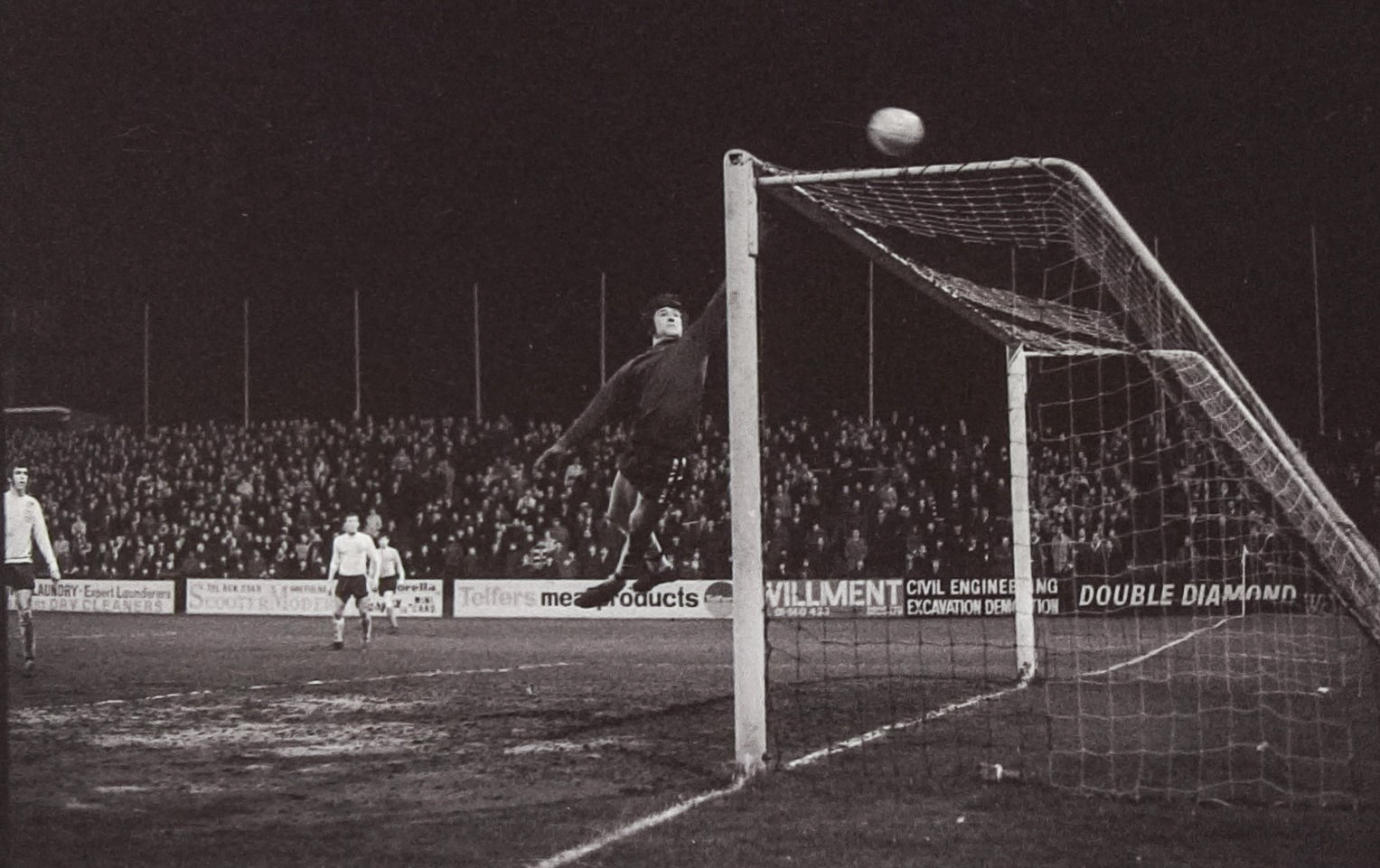 Fulham+keeper+tips+the+ball+over.jpg
