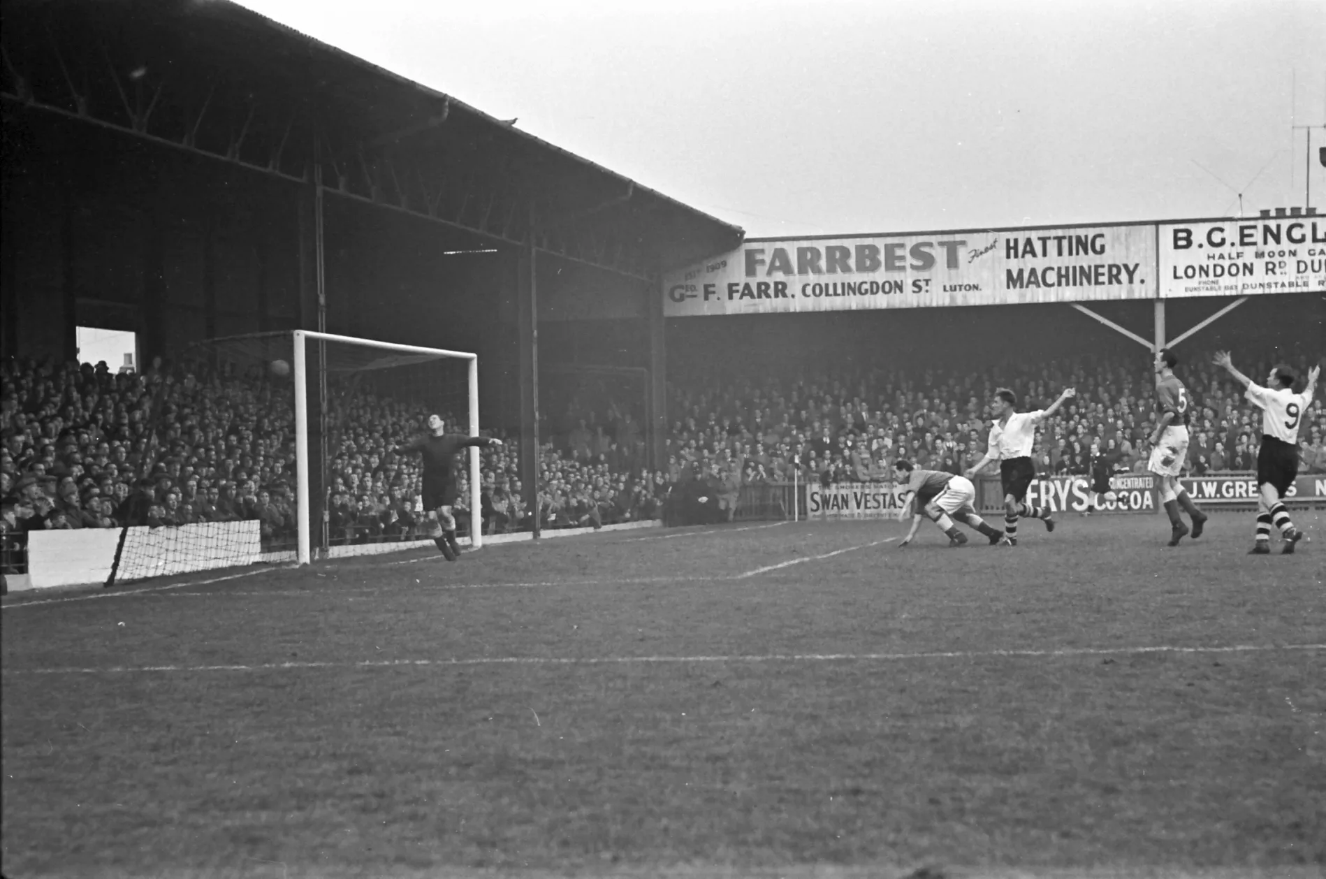 Roy Davies | Hatters Heritage | A History of Luton Town FC