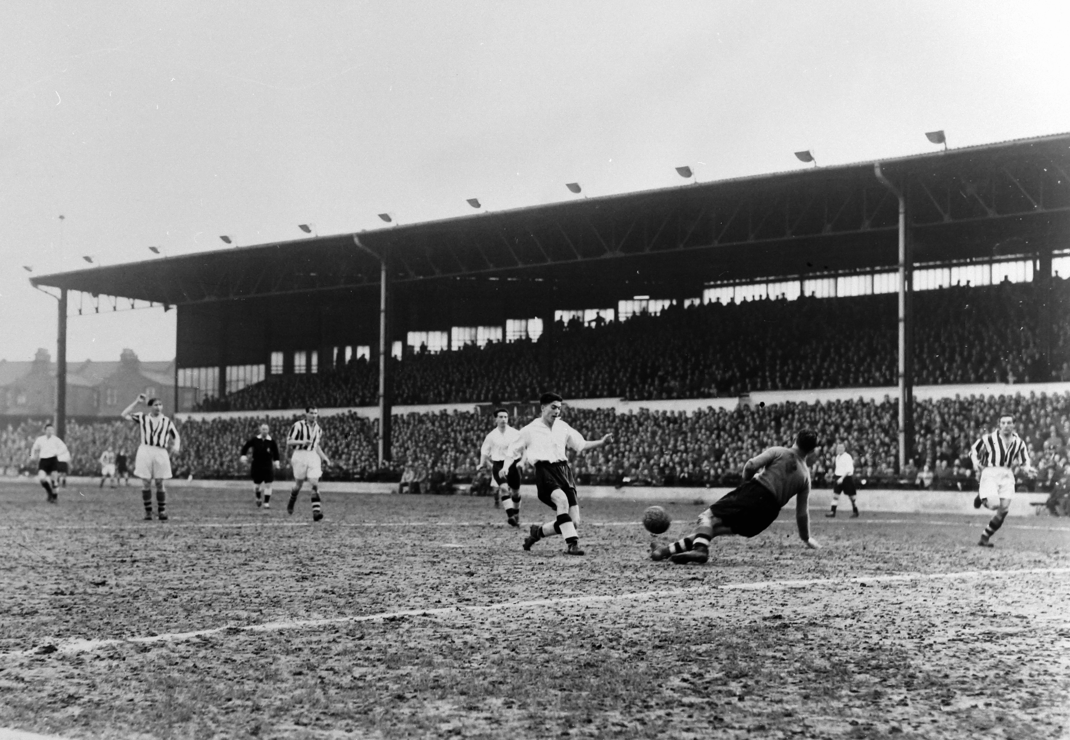 Luton Town FC vs Notts County (6th Mar 1954) Hatters Heritage A