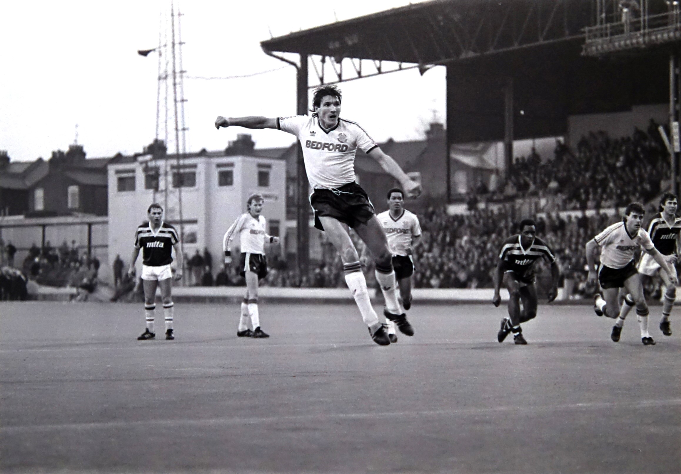 Photo Dédicacée Mick Harford (Luton Town) – Présentoir 10x8 Avec Certificat AFTAL – Neuf