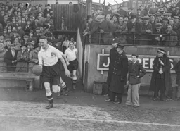 MAIUN PHOTO Jack Nelson leads the team out