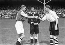 The skippers shake hands before the start