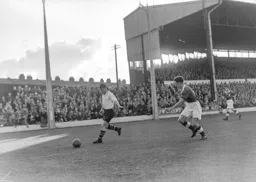 Wally Shanks looks to reach the by-line