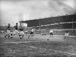 Gordon Turner runs on to a loose ball