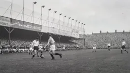 Gordon Turner prepares to take on Roy Gratrix