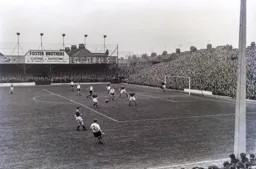 Seamus Dunne sends the ball into the penalty area