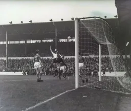 The Leeds defence successfully defend this attack