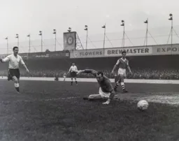 Allan Brown and Arsenal keeper Jack Kelsey watch the ball go wide of the goal