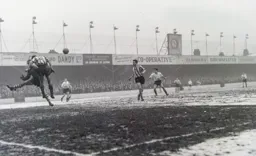 Gordon Turner waits for a loose ball