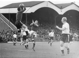 Ron Baynham safely gathers the ball