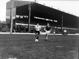 Robin Chandler about to get the ball across