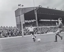 Gordon Turner fires the ball across