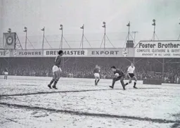 Chelsea's Peter Bonetti holds on to the ball
