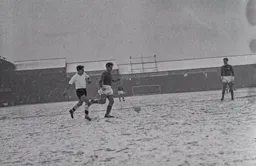 Gordon Turner chases Chelsea's Frank Upton