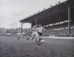 Tommy McKechnie about to challenge Len Ashurst