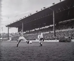 Ron Davies gets the ball across