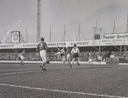 Tony Read gets in between two defenders