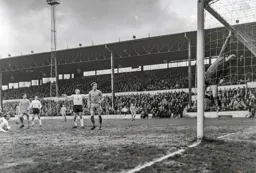 Anguish for Derek Kevan as this effort from a grounded Tony Read goes too high