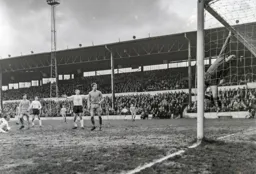 Anguish for Derek Kevan as this effort from a grounded Tony Read goes too high