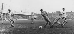 Bruce Rioch gets a shot away