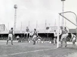 Brighton defend in numbers