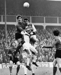 Chis Nicholl under pressure