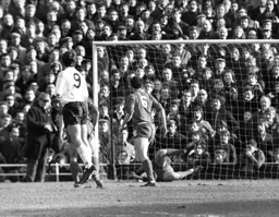 Malcolm Macdonald fires home the only goal