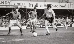 Peter Anderson about to let fly