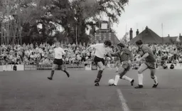 Peter Anderson loses the ball