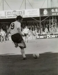 Don Givens chips a pass