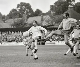 Robin Wainwright challenging for a loose ball