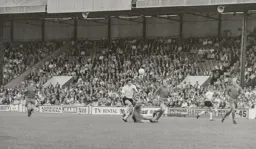 Peter Anderson bursts through