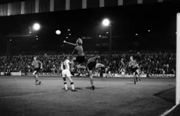 Tony Read punches clear