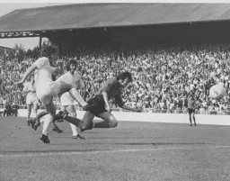 Peter Anderson nets with a spectacular diving header