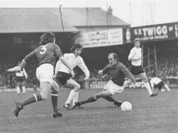 Peter Anderson gets in a shot