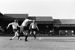 Rodney Fern lays the ball off