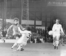 Jimmy Ryan get in a cross