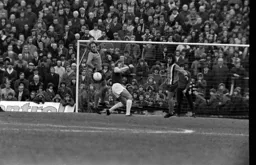 John Faulkner battles with former Hatter Neil Rioch