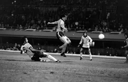 Gordon Hindson evades the tackle