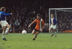 Jim Ryan wins a midfield tussle