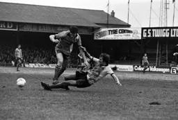 Jim Ryan beaten to the ball