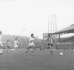 Jimmy Ryan closes down Sunderland's Ian Porterfield