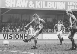 Andy King shoots