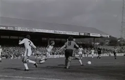 Dixie Deans closes in on the ball
