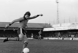 P 779 Paul Price crosses into the box