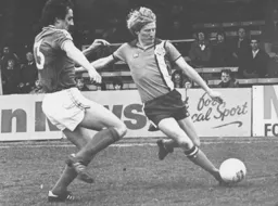 David Carr gets in a cross