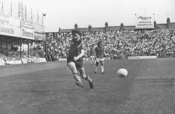 Mal Donaghy gets in a cross