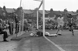 Brian Stein celebrates Bob Hatton’s goal