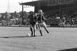 Bob Hatton holding the ball up