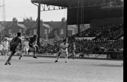 Bob Hatton fires from outside the box